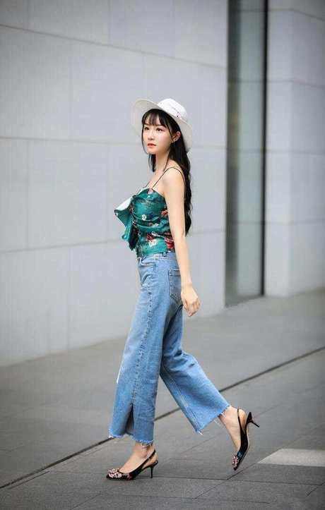 街拍:束身装展现S型身材,图四小姐姐身材太吸睛