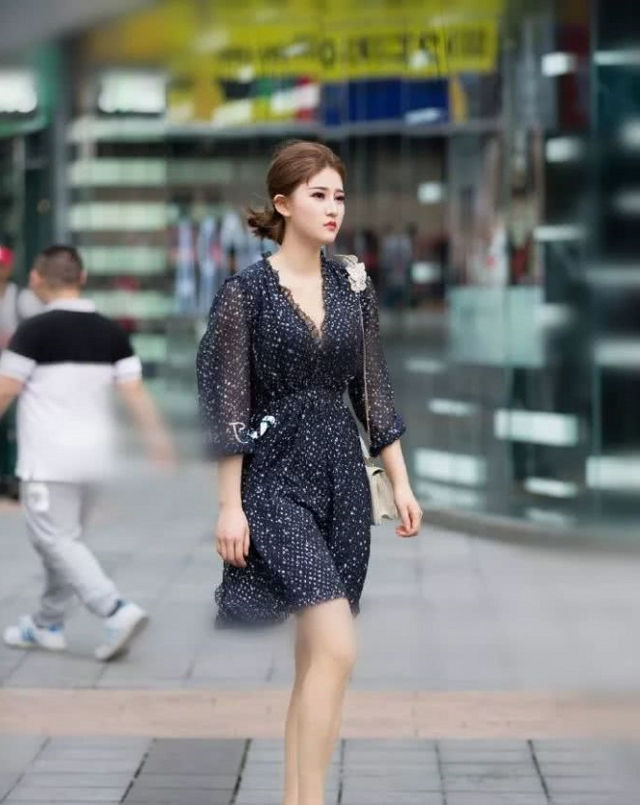  『小姐姐』路人街拍,美女小姐姐,白色T恤搭配热裤,尽显优雅好身材