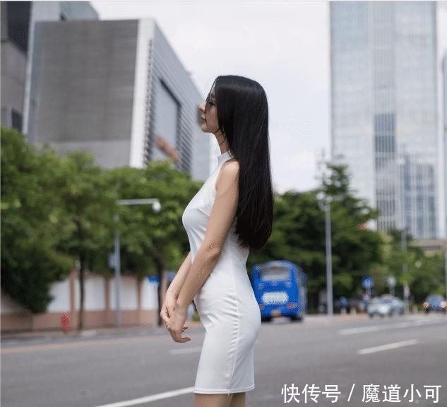 美女|轻熟美女把紧身露背裙,穿出了别致的美,看了挪不开眼