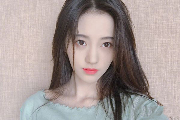 24岁鞠婧祎当众提裙子，太大胆了，网友：裙子太松了吗