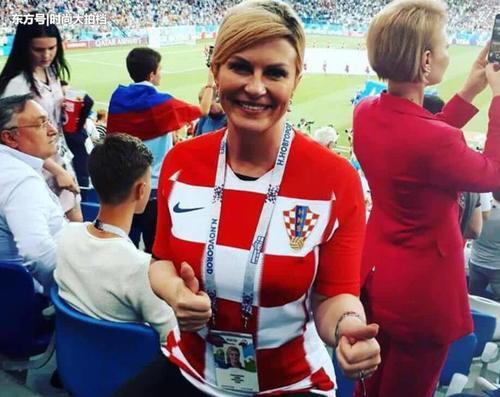 50岁法国女总统在观众席手舞足蹈，网友：世界杯最可爱的人！