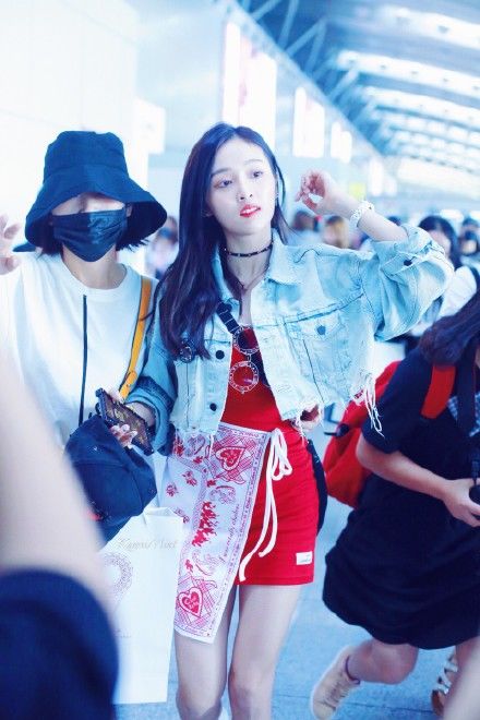 火箭少女吴宣仪穿红色连衣裙秀性感翘臀，网友:身材是真心好!