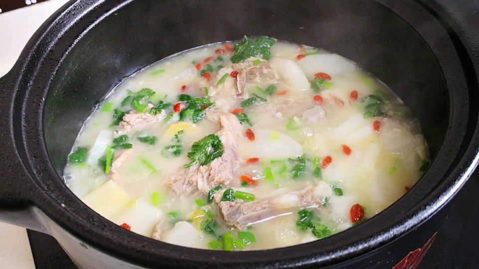 牢记:炖羊肉汤时,直接下锅炖就错了,牢记3个小秘诀,肉嫩汤白无膻味