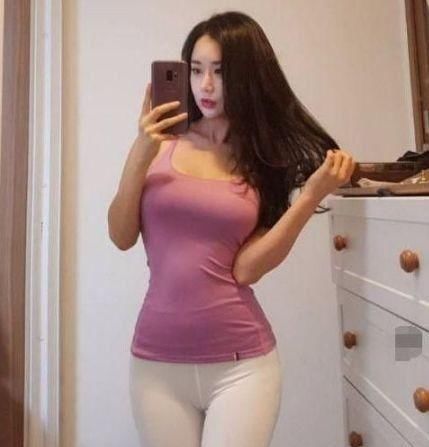  『底裤』街拍：动人匀称的紧身打底裤美女，修饰出完美的腿部线条