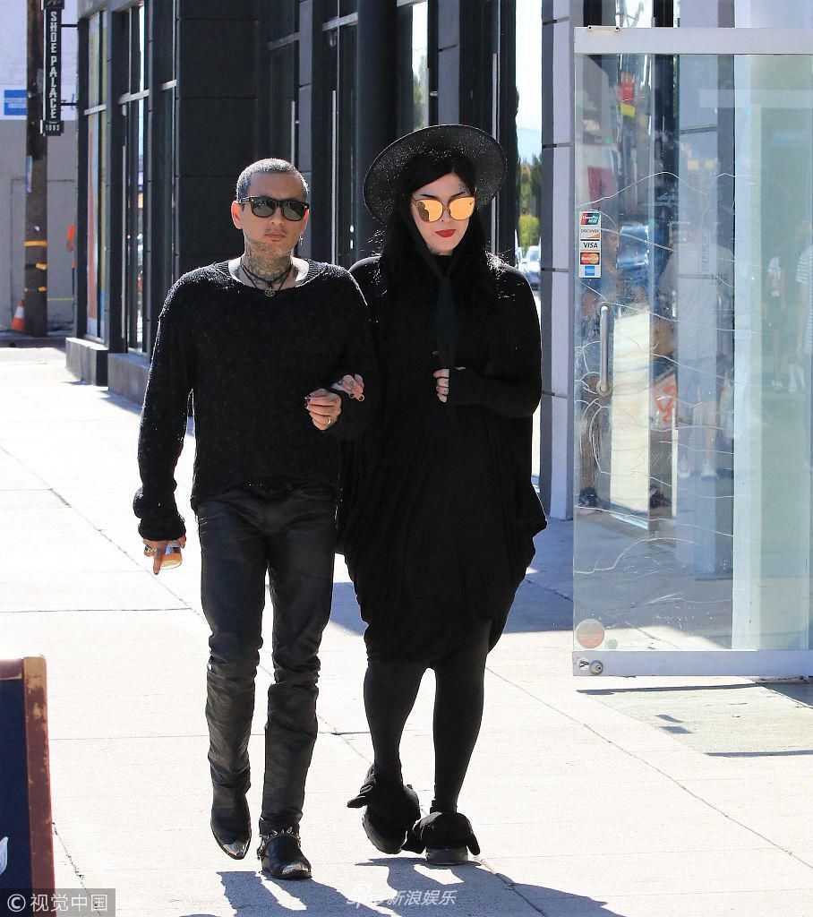 组图：凯特-方-迪与老公酷炫黑装潮爆街头 身材发福疑似有孕在身