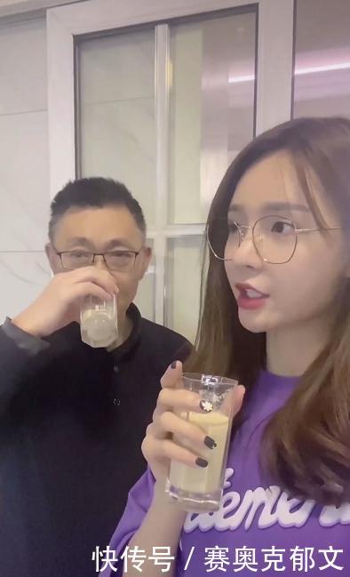 奶茶:沈梦辰带父亲做奶茶,穿家居服显可爱,这么肥的衣服像是杜海涛的