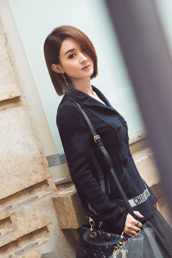 赵丽颖巴黎街头照曝光 宽松黑色V领裙气场1米8