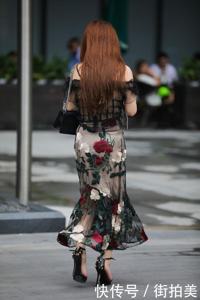 街拍：身穿薄纱吊带衣的小姐姐，胸前还开一个小口，美的很有别致