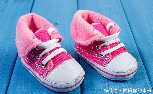 婴儿几个月能穿鞋子?