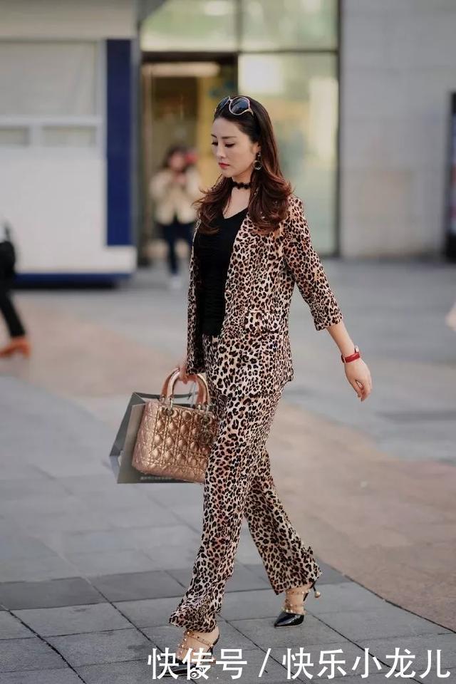 清爽@街拍:脚上搭配上一双一字带的高跟凉鞋,清爽又时尚,还带着无限的魅力