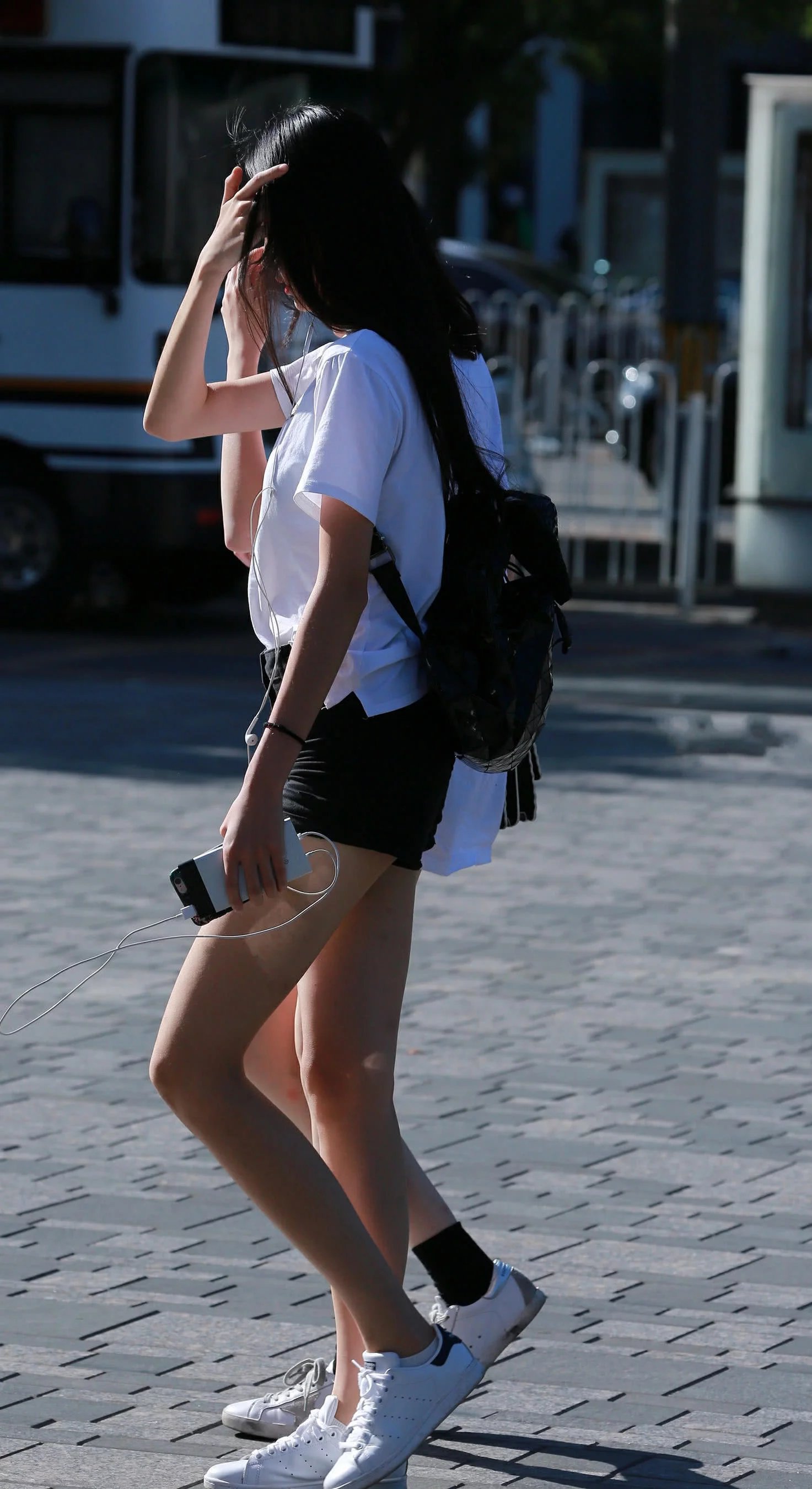 气质小姐姐牛仔短裤大秀恨天高美腿