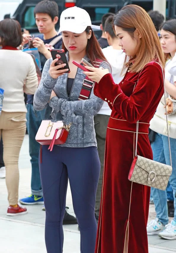 塑料姐妹花街头争相斗艳，为博眼球睡衣出门，闺蜜紧身裤勒痕明显