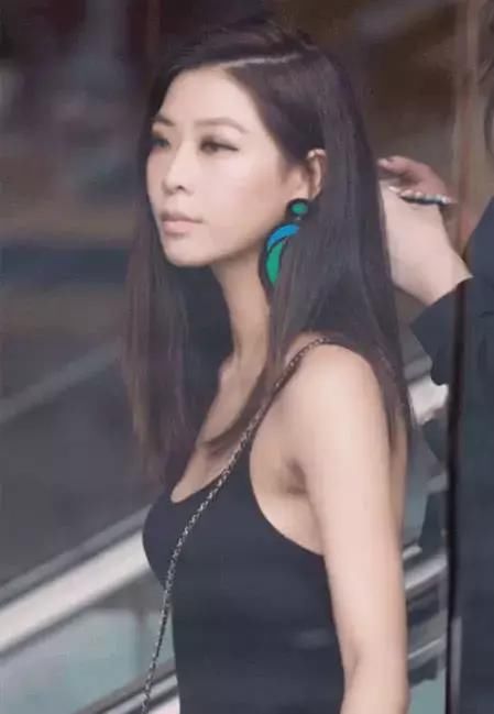 小姐姐吊带露背装秀身材,最后一张正面照亮了!