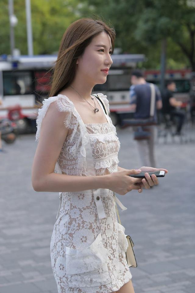 路人街拍：小姐姐的白色蕾丝裙穿出唯美迷人味道，非常新颖有个性