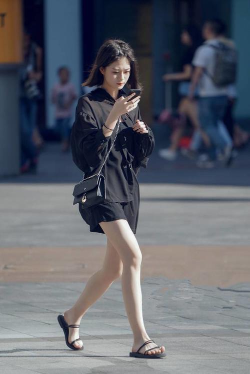 街拍,身材窈窕的小姐姐穿镂空蕾丝衫配短裤,有种朦胧的美感!