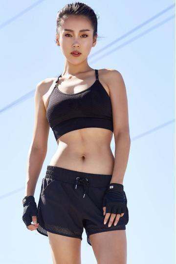 紧身裤展现青春美感, 凸显十足女人味, 性感身姿随时展露