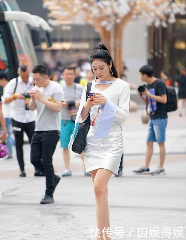 「 白皙」一件时尚的连衣裙，秀白皙美腿，好迷人，街拍：眉清目秀的小姐姐