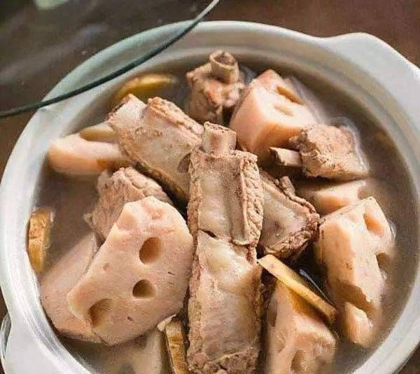 「正确做法」炖莲藕汤时,会变色吗?那是因为还差一步。怪不得汤不是白的