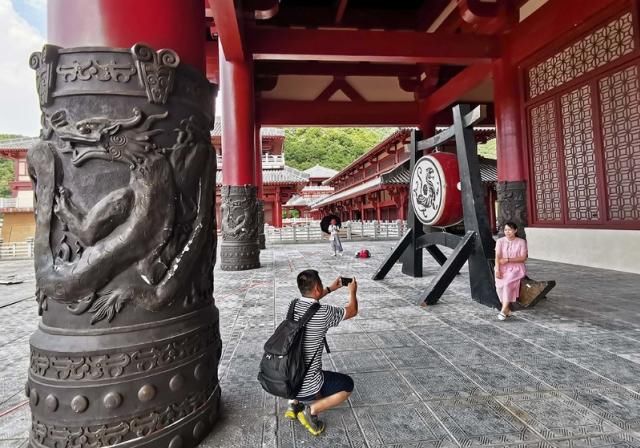 男子为儿子的明星梦造古城，庆余年曾在此取景，今成网红景区