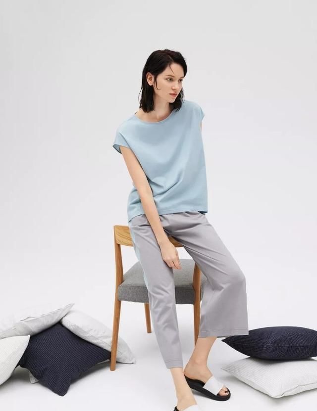  #单品#这3组高级又显白的早春流行色，怎么穿都美