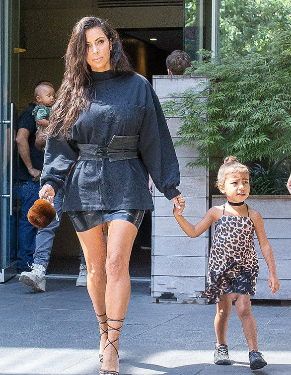 卡戴珊减重成功，穿v领背心秀好身材，却被一条裤子毁了