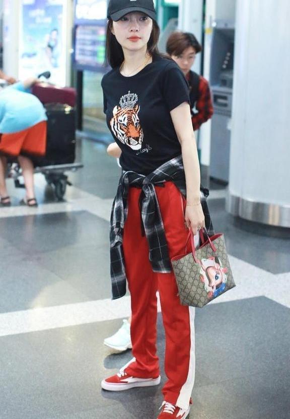 李小璐居然在T恤上绑个衣服, 腰都遮没了, 网友: 辣妈也疯狂