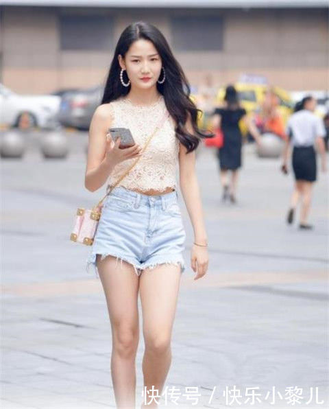  肤白■街拍：貌美肤白的小姐姐，大长腿十分亮眼，养眼又好看