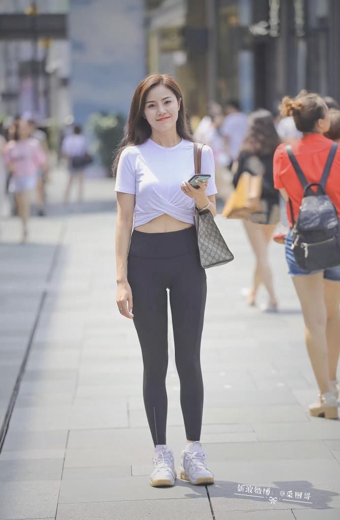 街拍:穿吊带裙的小姐姐，万种风情，更与何人说!