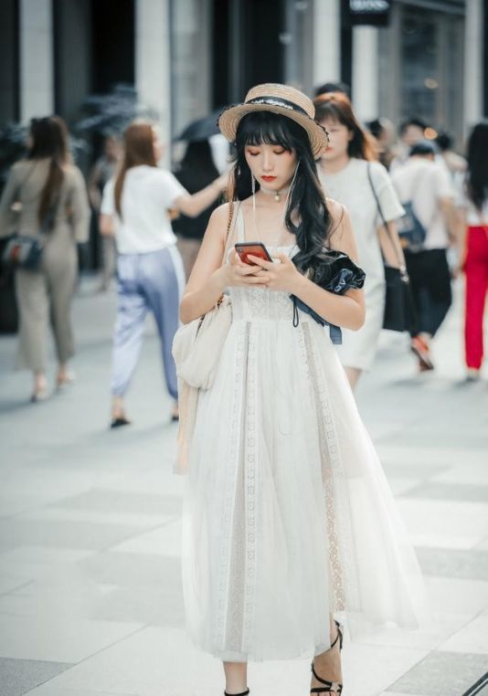 「个性」街拍:个性前卫的小美女,傲人的身材,焕发时尚的光彩