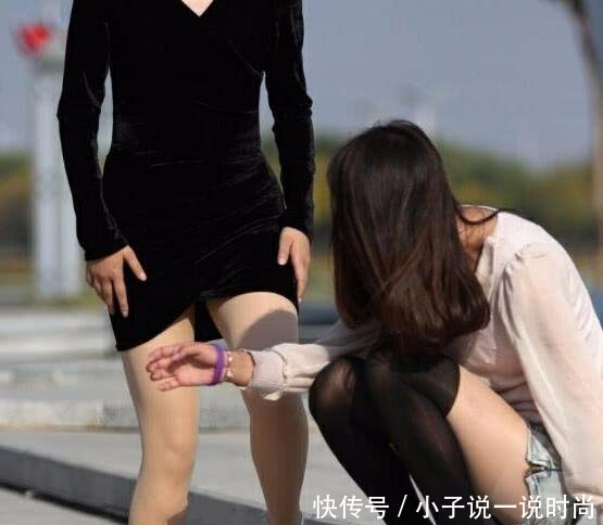 气质小姐姐紧俏的身材惹人喜爱，性感黑丝筒袜尽显小女人的魅力