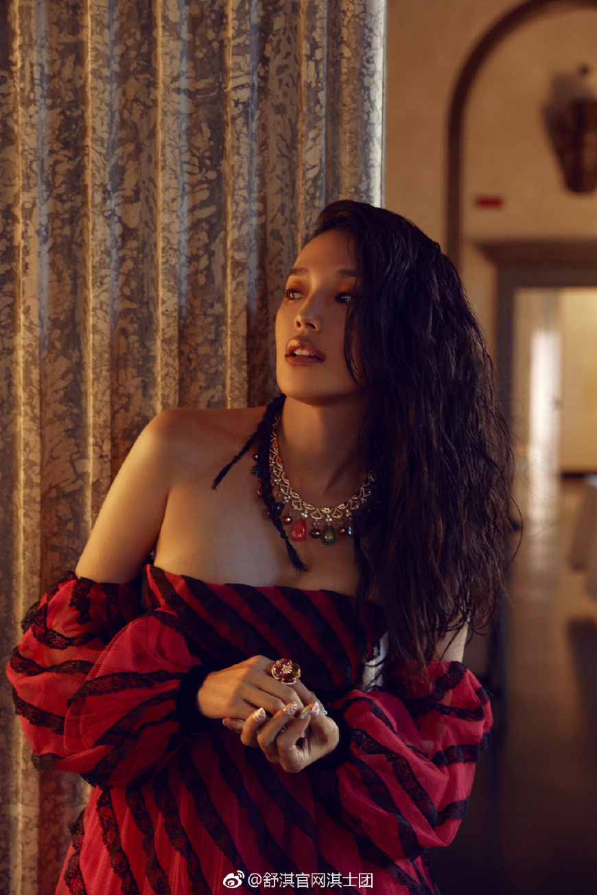 舒淇太厉害了！仅穿了一块绸缎就现身活动，网友：身材好就是任性