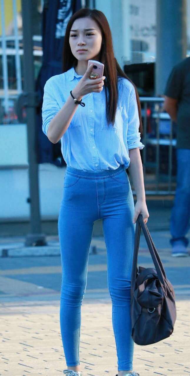 气质小姐姐紧身裤尽显臀线，一脸委屈找不到哥哥，显得很性急