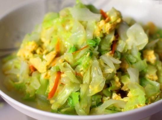  「虾皮粉」卷心菜炒蛋加点这一调味料，提味儿又补钙，一次吃一大盘都不腻味