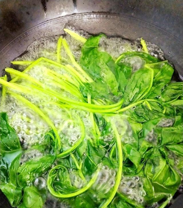 蔬菜:孩子不爱吃蔬菜怎么办?教你一招,不用料理机也能做蔬菜面!