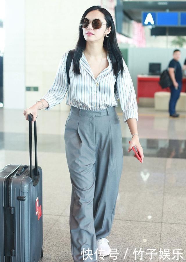 姚晨现身机场，穿条纹衫搭大粗裤子，网友：颜值高才敢这样穿！