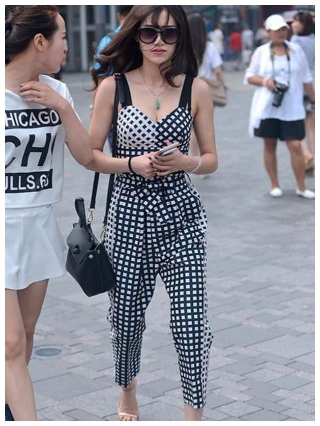 街拍：身姿如此傲人的美女，能多看一眼就觉得是自己赚大了