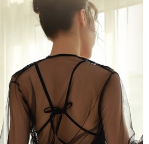 传统睡衣扔了吧!如今女人都穿“透明”睡衣，轻薄丝滑美的扎心