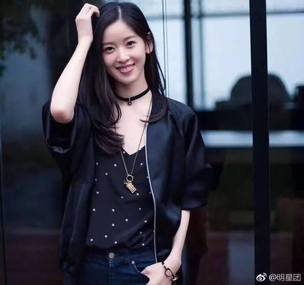 奶茶妹妹章泽天不仅人生开挂，衣品也从小土妹一跃成白富美？