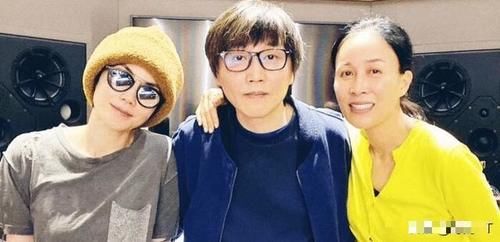 「 王菲」52岁那英素颜皱纹太真实,王菲那英同框!50岁王菲歪头浅笑似少女