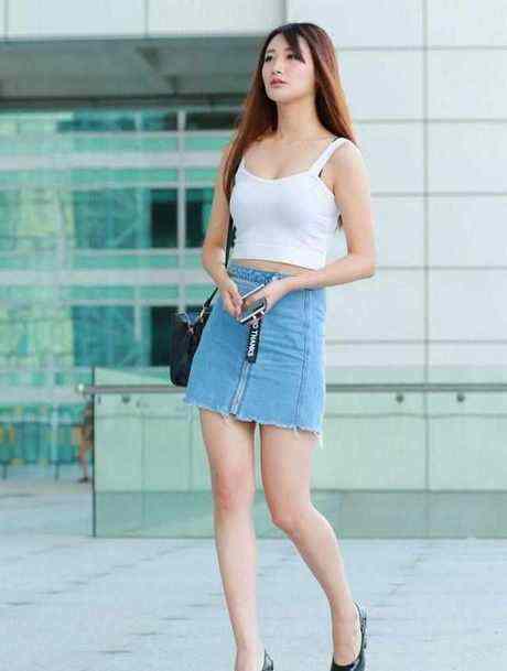 清新亮丽的打底裤美女,大秀性感的轮廓,释放时尚别致的女人味!