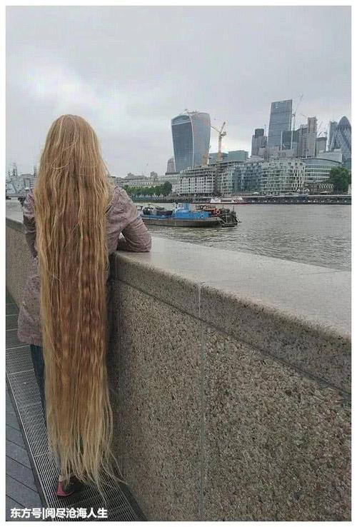 英国小姐姐25年没剪头发，随手编一编，能当裙子穿