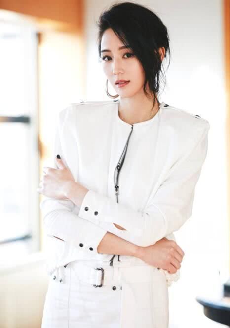 张钧宁一袭白衣，精致有女人味，网友:不经意间的小性感才是最美