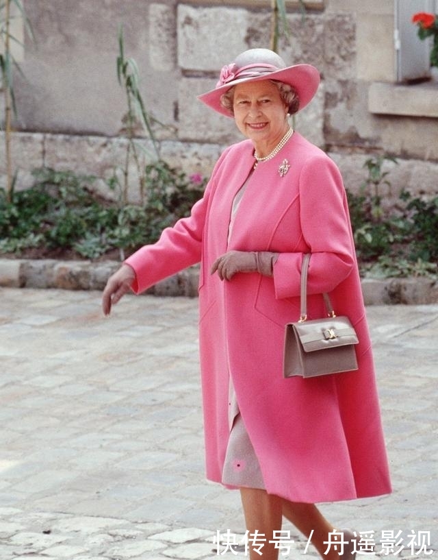  「英国女王」93岁英国女王和80岁丹麦女王，皇室穿搭的时尚对决，谁才是翘楚？