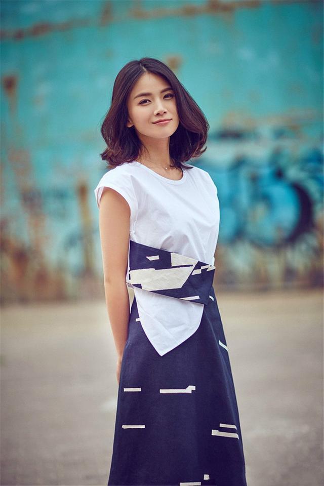 曹曦文穿的紧身连衣裙, 硬是勒得很多皱巴巴的 网友: 身材有料就