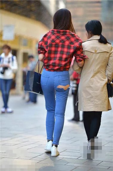 姐妹花逛街穿衣风格很不一样，紧身破洞牛仔裤的小姐姐很有心机更