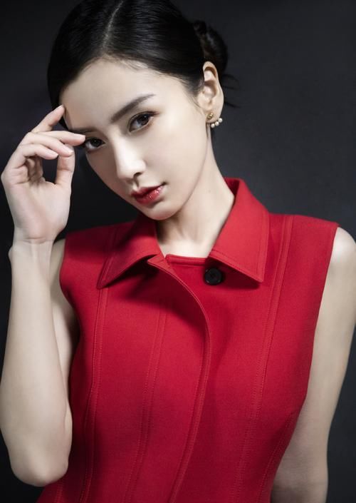 #辣妈#Angelababy变温柔辣妈,大地色基础妆容优雅高级,低调不失气场