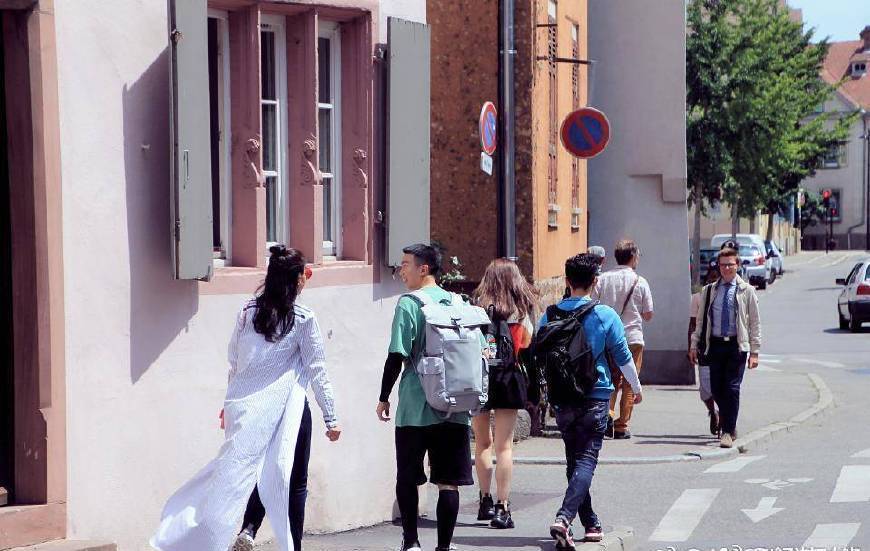 舒淇太厉害了！仅穿了一块绸缎就现身活动，网友：身材好就是任性