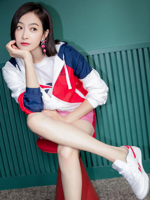 宋茜穿完镶水晶吊带抹胸，又穿亮片裙，网友：少女气息爆棚！