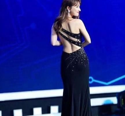  #同款#谭松韵不小心穿了吴昕同款衣服，网友：这次真少女却输给了伪少女