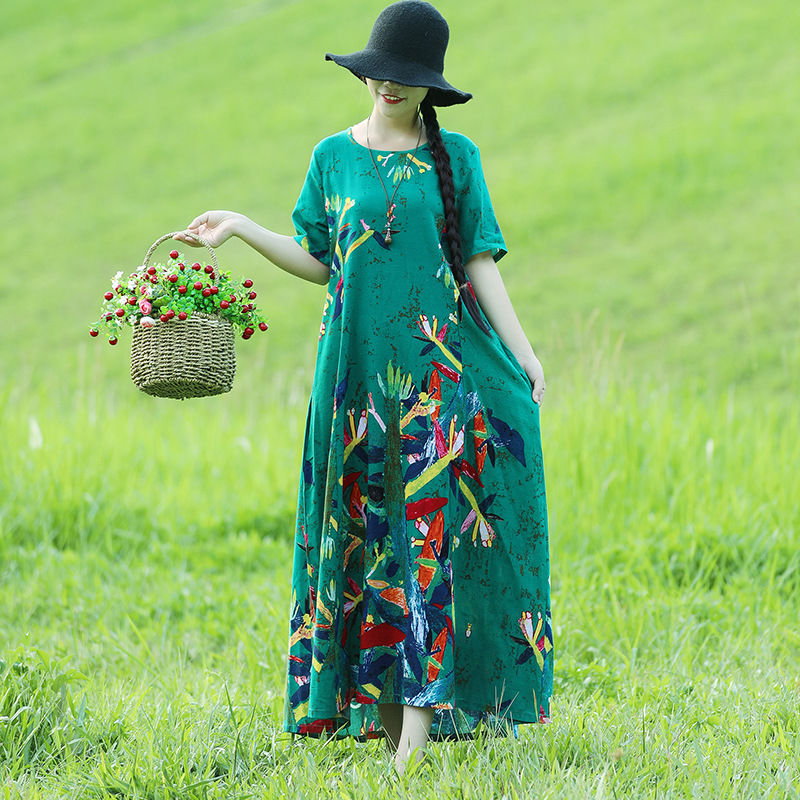 去小姨家玩，看见小姨一件件连衣裙美丽极了，回家也跟着买